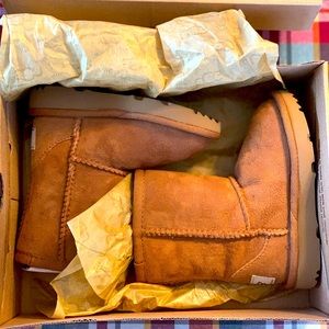 Toddler Uggs Classic II Boots (size 6)